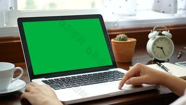 特写镜头女人工作首页笔记本移动PC手指键盘触控板幻灯片电脑移动PC空白绿色屏幕浓度关键